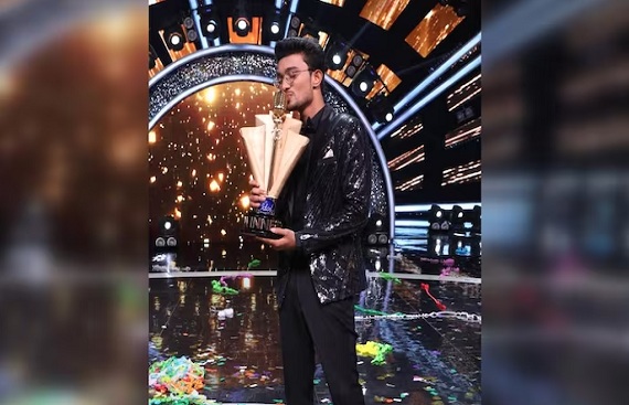 Ayodhya's Rishi Singh picks up 'Indian Idol 13' trophy and Rs 25 lakh cheque