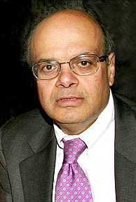 Buffett calls likely successor Ajit Jain a 'superstar'