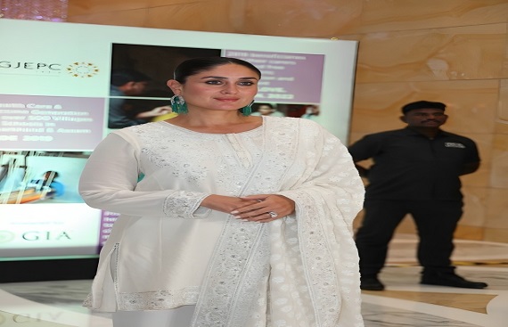 Kareena Kapoor Khan graces the 9th edition of Jewellers for Hope, charity fund raiser, organized by GJEPC