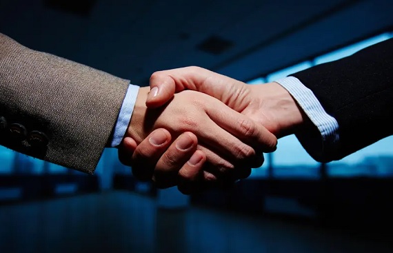 Karnataka Industries Minister Shri M B Patil discusses investment opportunities with Consul General 