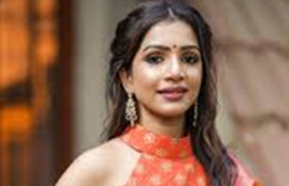 Unique Ways to Wear a Halter Neck Blouse: From Casual to Glam