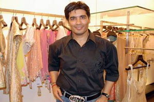 Manish Malhotra Displays Ethnic Indian Wear at LFW Curtain Raiser