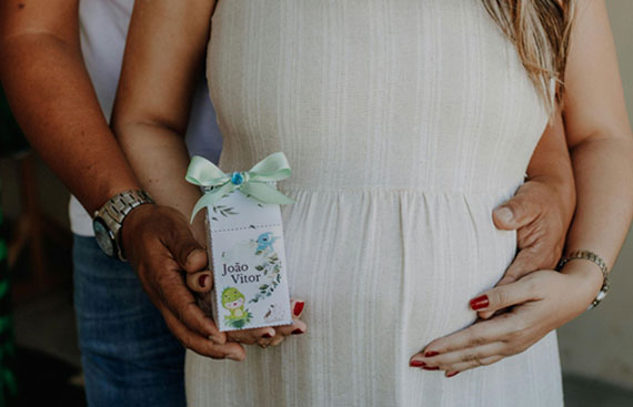 What to Gift an Expecting Mom? 7 Ideas That Are Safe, Stylish & Supportive 