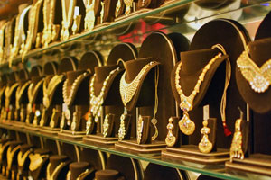 Gold, Silver Prices Extend Gains on Strong Global Cues
