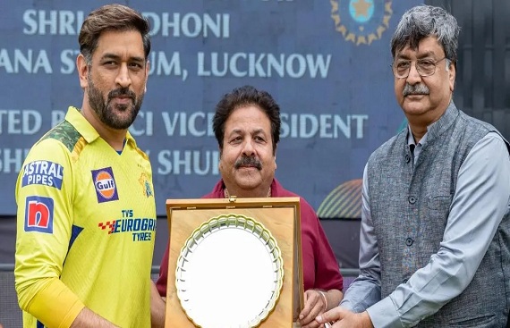 IPL 2023: Dhoni felicitated by BCCI vice-president for his first match at Ekana Cricket Stadium