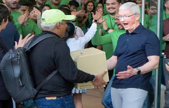 Cook left amused after seeing 1984 Mac computer at Mumbai retail store