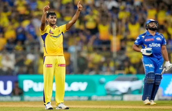  Mumbai Indians Face Off Against Chennai Super Kings at Wankhede