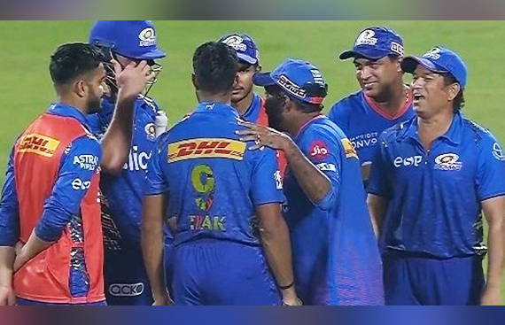 Brevis' four-sixes-in-an-over attack gets Tendulkar, Jayawardene into the middle