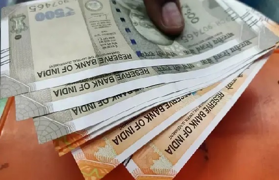 Rupee Hits 5-Month Low as US Tariff Threat Rattles Markets