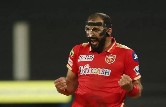 Rishi Dhawan's face shield catches everyone's interest Rishi Dhawan's face shield catches everyone's interest