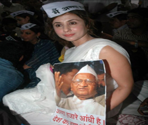 Urmila Matondkar in support of Anna Hazare