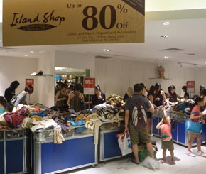 How Malls Trick You To Buy More?